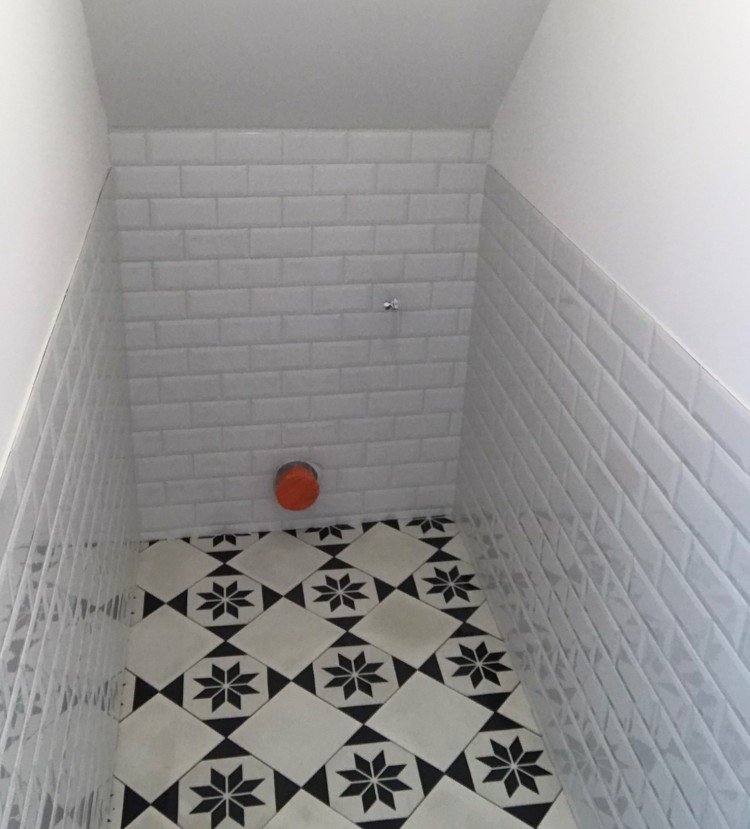 WC sol en carreaux de ciment noir et blanc, faïence métro blanche joints blanc